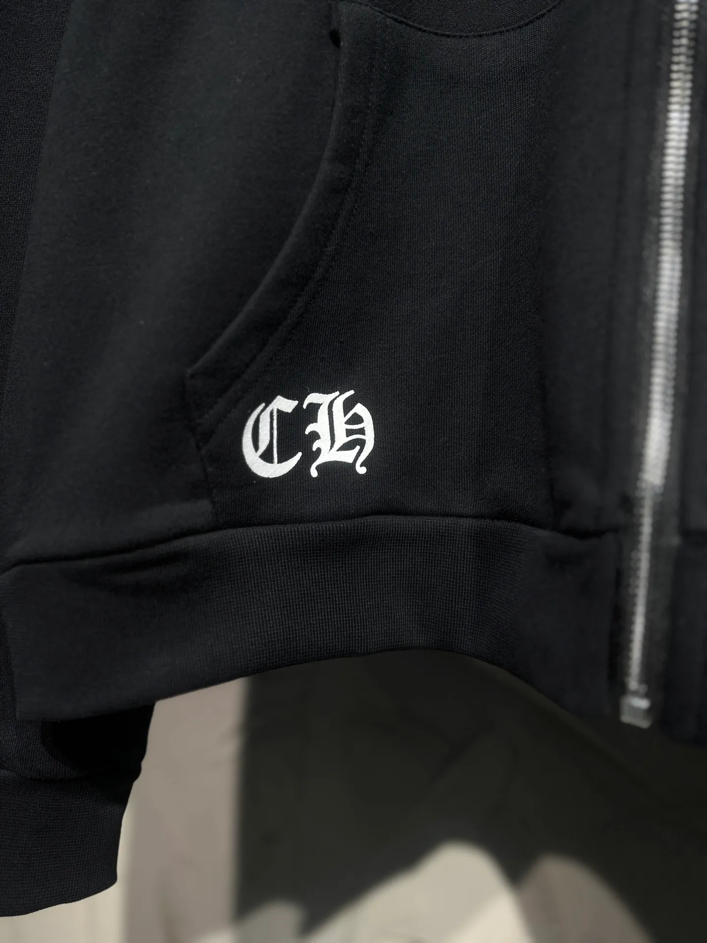 Q31—P230 -Chrome Hearts/Chrome Hearts printed zipper sweatshirt cardigan jacket -420 grams of high-density, high-quality wool, soft, delicate and skin-friendly, soft and silky to the touch, warm and skin-friendly -The hardware and zipper accessories are all customized with full details -Colour: black -Size: S M L XL